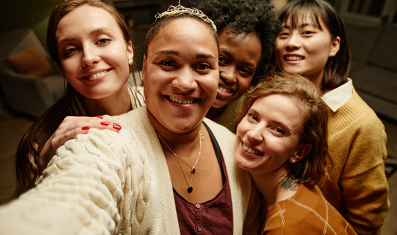5 weibliche Freunde machen ein Selfie.