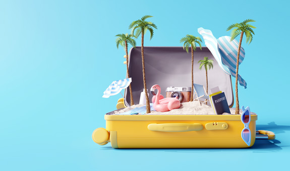 Gelber Koffer vor blauen Hintergrund mit Strand, Palmen und anderen sommerlichen Gegenständen.