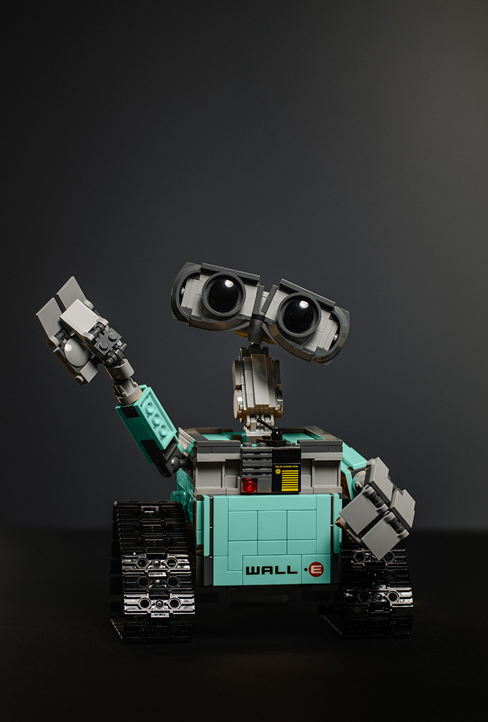 Kleiner Roboter aus dem Disney Film Wall-e vor einem dunkeln Hintergrund.