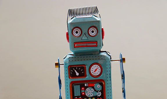Selbst gebastelter Roboter aus Blech in blau rot.